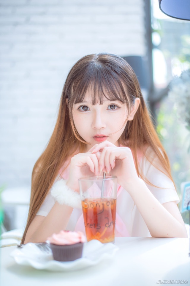 “这个文和就无需操心了，我自有方法让它回来。”吕布看着贾诩，两人同时笑了起来。